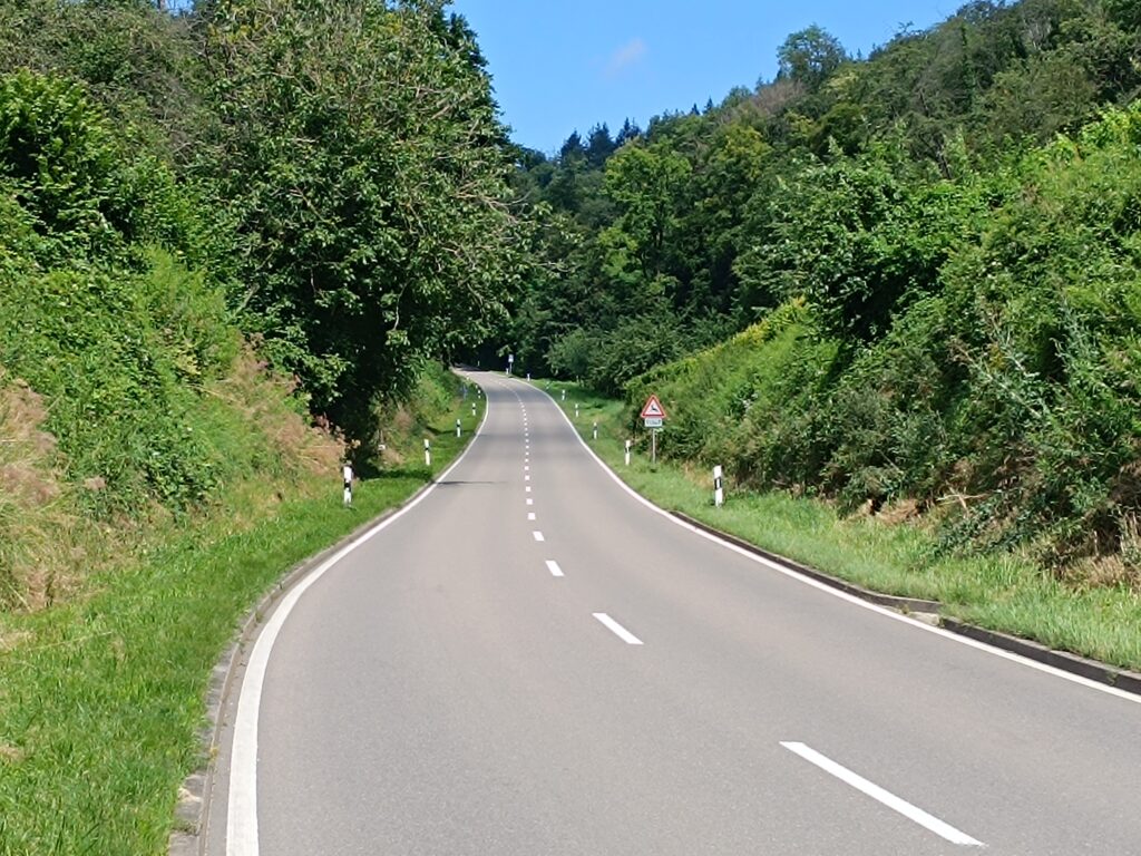 Zufahrtstraße in den Kaiserstuhl von Bötzingen Richtung Oberbergen.